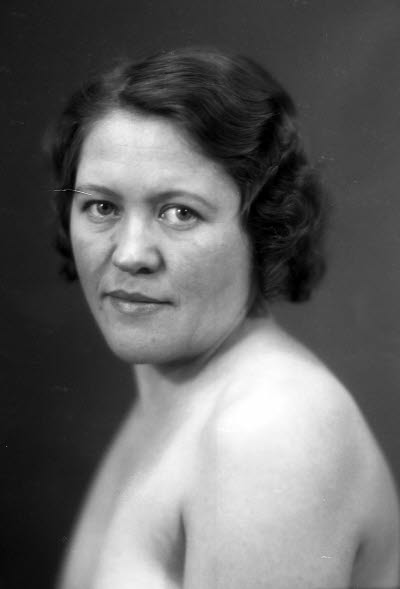 Porträtt av en dam. Ateljefoto.