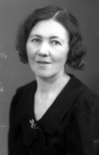 Porträtt av en dam. Ateljefoto.