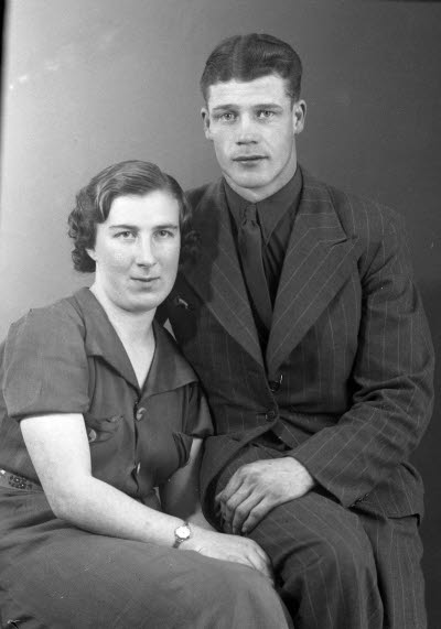 Porträtt av ett par; en herre och en dam. Ateljefoto.