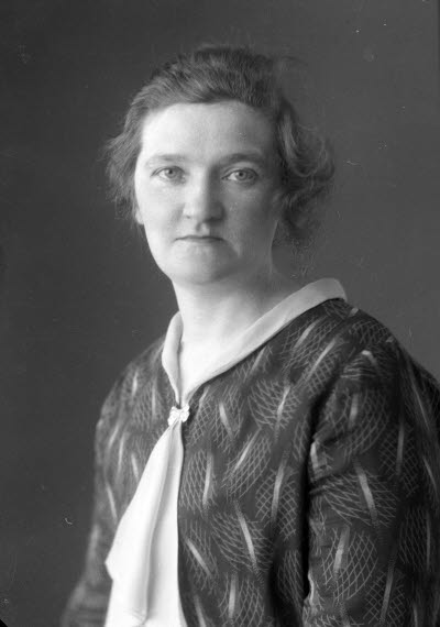 Porträtt av en dam. Ateljefoto.