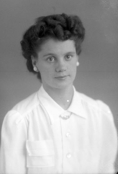 Porträtt av en dam. Ateljefoto.