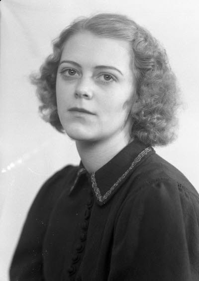 Porträtt av en dam. Ateljefoto.