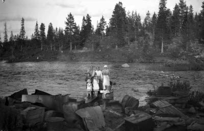 Vassaraälv; klädtvätt vid älven. Fyra kvinnor, tre barn.