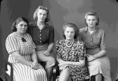 Porträtt av fyra damer. Ateljefoto.