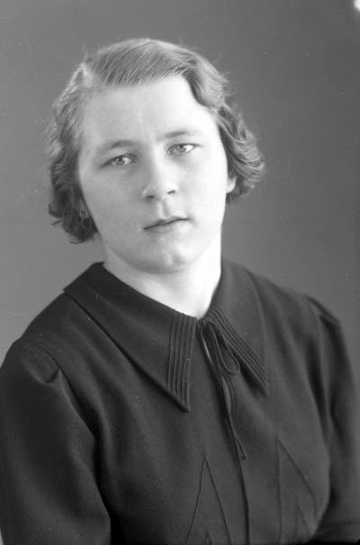 Porträtt av en dam. Ateljefoto.