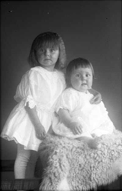 Porträtt av 2 barn, flicka. Ateljefoto.