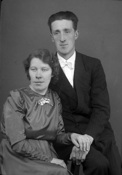 Porträtt av ett par; en herre och en dam. Ateljefoto.