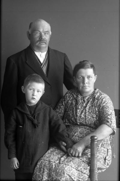 Porträtt av familj. Familjefoto.