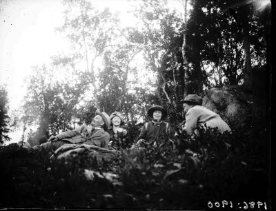 Två herrar, två damer. Oidentifierade.