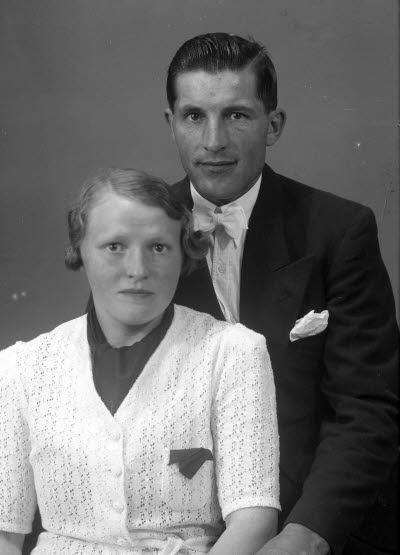 Porträtt av ett par; en herre och en dam. Ateljefoto.