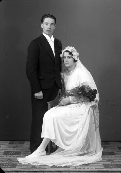 Porträtt av ett brudpar. Ateljefoto.