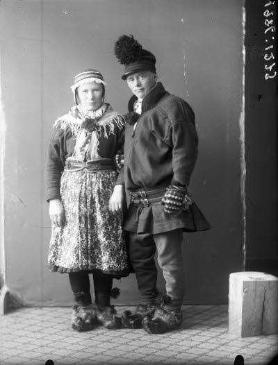 Porträtt av ett par i samedräkter. Ateljefoto.