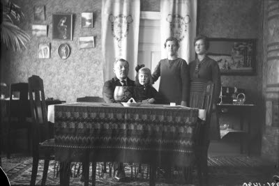 Familjefoto i hemmiljö. Vardagsrum.