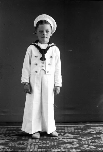 Porträtt av ett barn; en pojke i sjömanskostym. Ateljefoto.