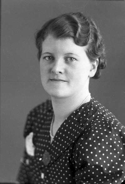 Porträtt av en dam. Ateljefoto.