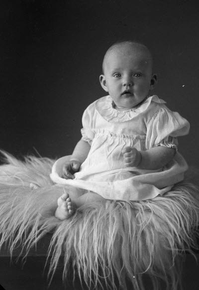 Porträtt av ett barn; en flicka. Ateljefoto.