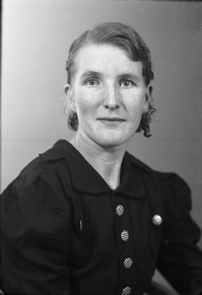 Porträtt av en dam. Ateljefoto.