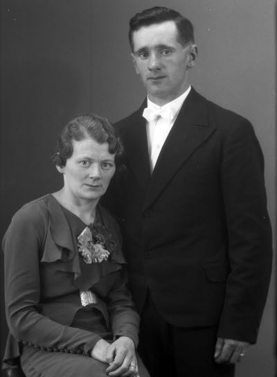 Porträtt av ett par; en herre och en dam. Ateljefoto.