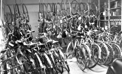 Cyklar; cykel- förråd, verkstad. Transportmedel; fortskaffningsmedel.