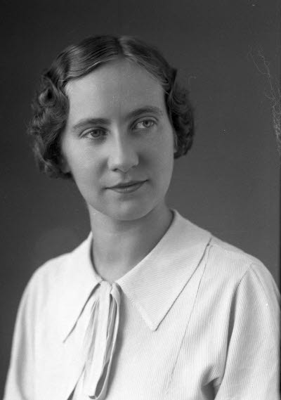 Porträtt av en dam. Ateljefoto.