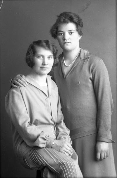 Porträtt av två damer. Ateljefoto.