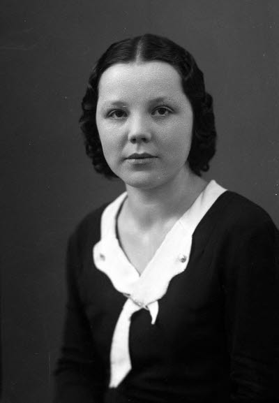 Porträtt av en dam. Ateljefoto.