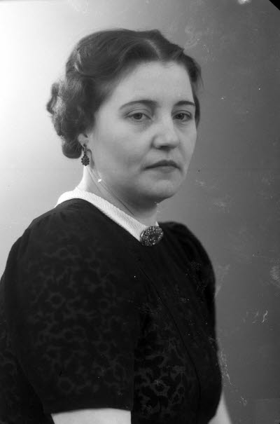 Porträtt av en dam. Ateljefoto.