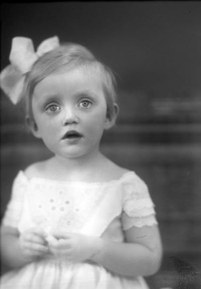 Porträtt av ett barn, en flicka. Ateljefoto.