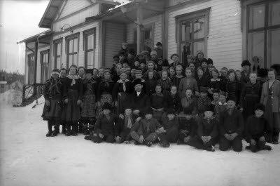 Backskolan. Gruppbild; skolklass; elever i samedräkter.