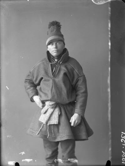 Porträtt av en herre i samedräkt. Ateljefoto.