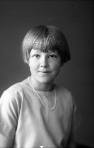 Porträtt av en flicka. Ateljefoto.