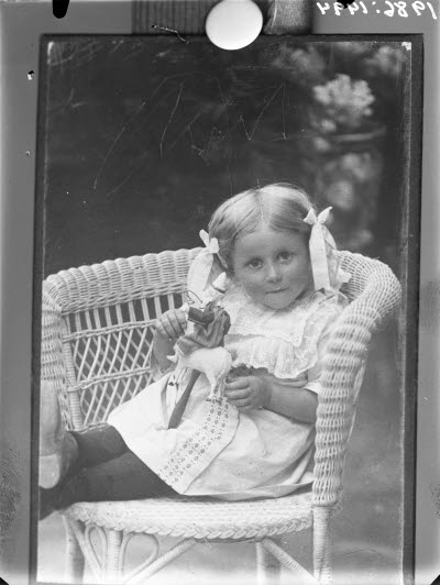 En flicka med docka.