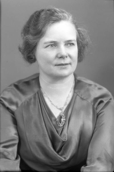 Porträtt av en dam. Ateljefoto.