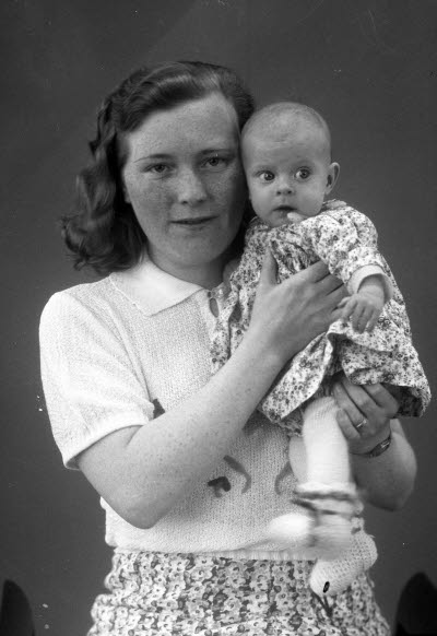 Porträtt av en dam och ett barn; mor och barn. Ateljefoto.