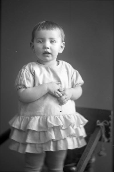 Porträtt av ett barn. Ateljefoto.