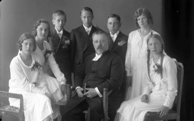 Gruppbild: Kyrkoherde Grapensson med konfirmander; konfirmation. Oidentifierade.