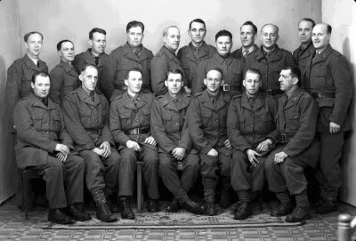 Porträtt av 18 herrar i militäruniformer. Ateljefoto.