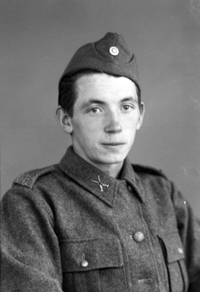 Porträtt av en herre i militäruniform. Ateljefoto.