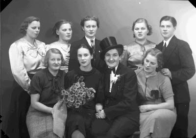 Porträtt av nio damer? Ateljefoto.