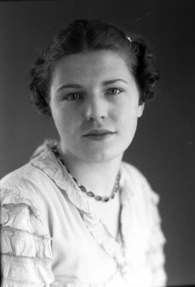 Porträtt av en dam. Ateljefoto.