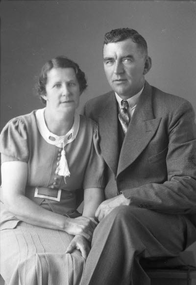 Porträtt av ett par; en herre och en dam. Ateljefoto.