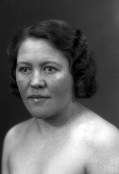 Porträtt av en dam. Ateljefoto.