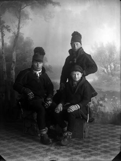 Porträtt av 3 herrar i samedräkt. Ateljefoto.