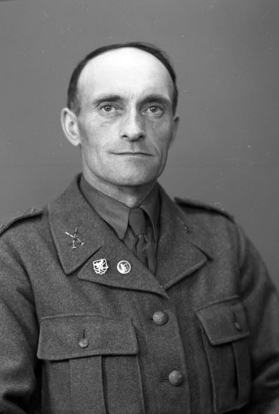 Porträtt av en herre i militäruniform. Ateljefoto.