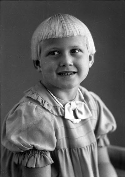 Porträtt av ett barn; en flicka. Ateljefoto.