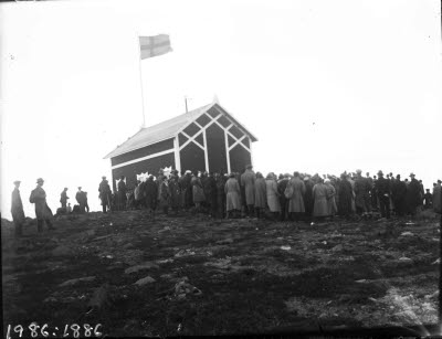 Gruppbild; stort sällskap vid Toppstugan. Oidentifierade.