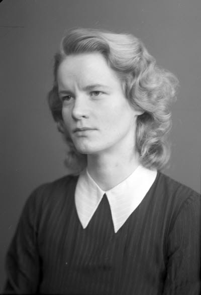 Porträtt av en dam. Ateljefoto.