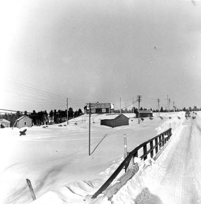 Bebyggelse. Hus. Lador. Landsväg. Markitta?