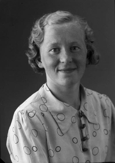 Porträtt av en dam. Ateljefoto.