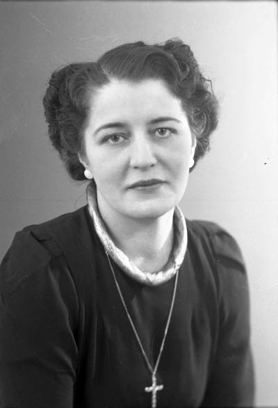 Porträtt av en dam. Ateljefoto.